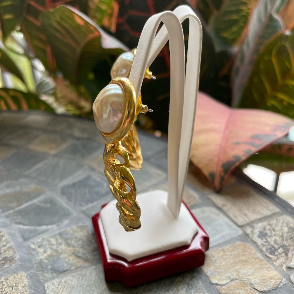 Fashionable Pearl Earrings - Picture 3 of 6